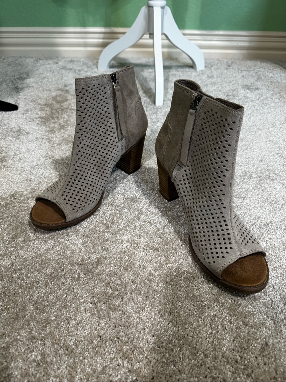 🆕 Toms Majorca Taupe Perforated Peep-Toe Suede Ankle Booties